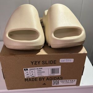 YEEZY SLIDES color BONE ( Cream)